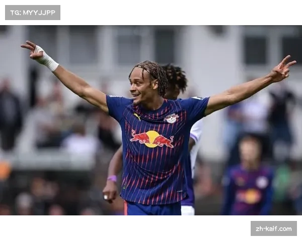 镜头:哈维-西蒙斯进球后冲向客队看台,与随军远征的莱比锡球迷庆祝 镜头:哈维-西蒙斯进球后冲向客队看台,与随军远征的莱比锡球迷庆祝